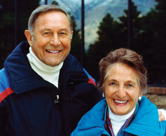 Fundadores, Bill e Vieve Gore, posando para uma foto em frente a uma montanha.